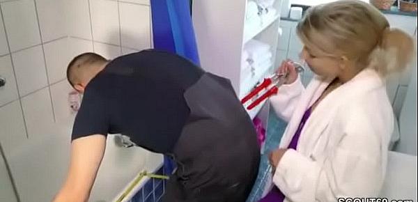 Teeny will ihren ersten Fick und da kommt der Klempner